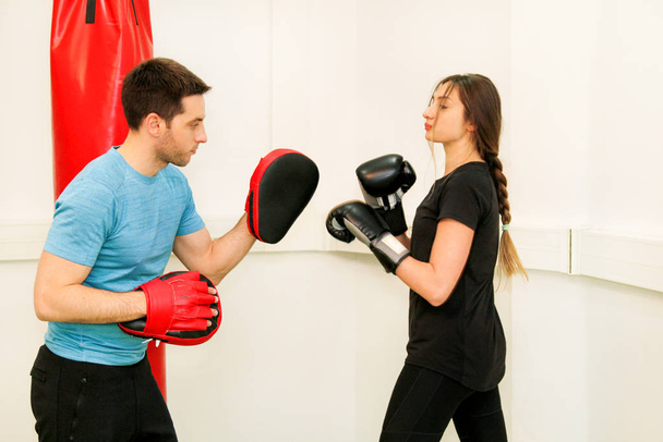 Kobieta bokser, treningu na siłowni - Zdjęcie, obraz