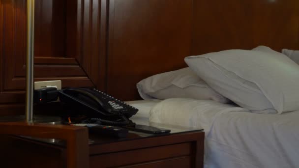 Υπνοδωμάτιο με τηλέφωνο στο μέτωπο και το κρεβάτι στο παρασκήνιο - Πλάνα, βίντεο