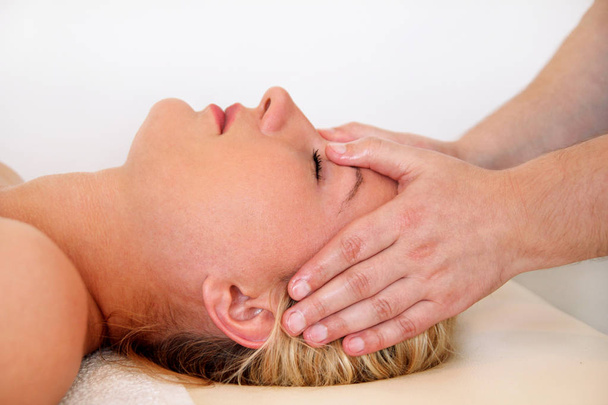 Massage of the head and face in spa center - Foto, immagini
