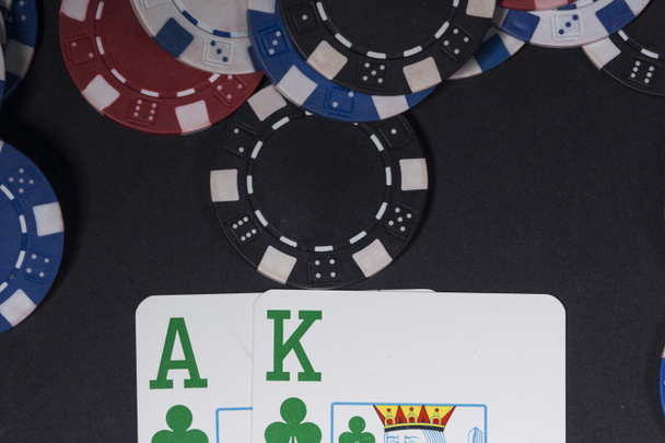 Pokerchips und Karten. hochauflösendes Bild für die Glücksspielindustrie. - Foto, Bild