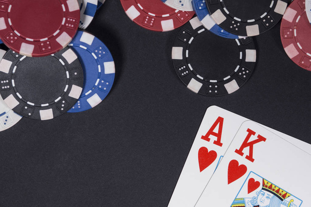 Póker zsetonok és kártyák. Nagy felbontású kép a szerencsejáték-ipar. - Fotó, kép