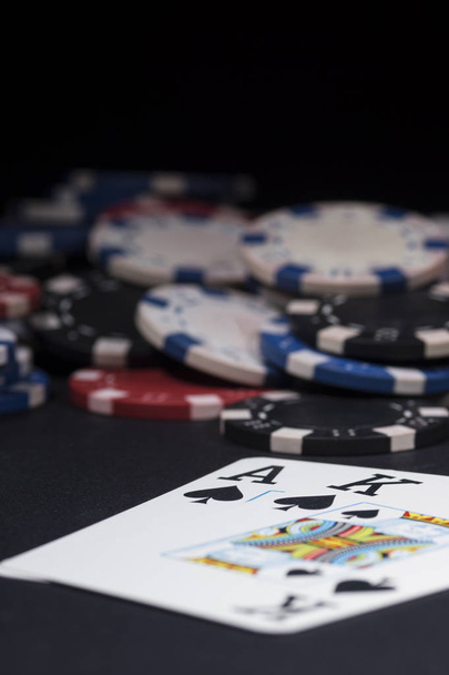 Poker žetony a karty. Obraz s vysokým rozlišením pro hazardní průmysl. - Fotografie, Obrázek