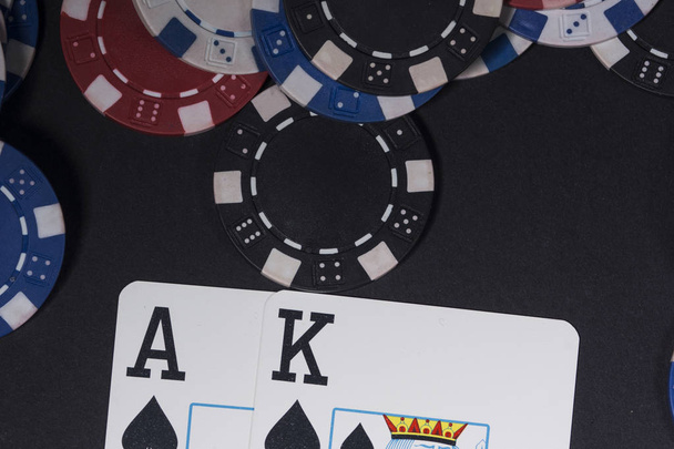 Patatine e carte da poker. Immagine ad alta risoluzione per l'industria del gioco
. - Foto, immagini