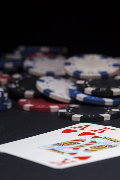 Poker žetony a karty. Obraz s vysokým rozlišením pro hazardní průmysl. - Fotografie, Obrázek