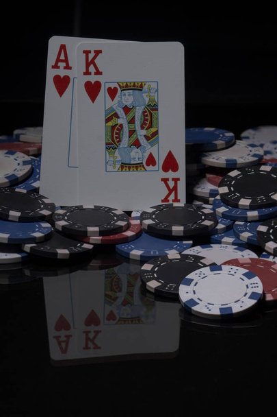 Покерные фишки и карты. Изображение высокого разрешения для индустрии азартных игр
. - Фото, изображение