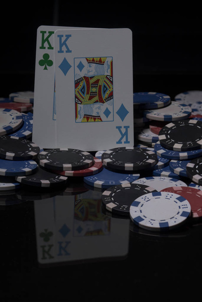 Покерные фишки и карты. Изображение высокого разрешения для индустрии азартных игр
. - Фото, изображение