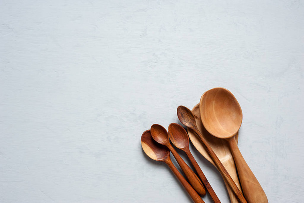 Wooden spoons handmade of different sizes close-up on a pile. Close-up. - 写真・画像