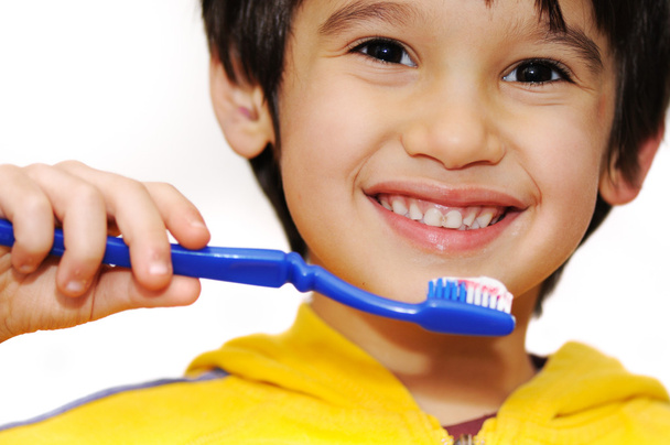 Petit garçon se brosse les dents
 - Photo, image