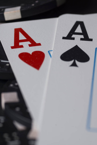 ポーカー チップ、カード。ギャンブル産業の高解像度画像. - 写真・画像