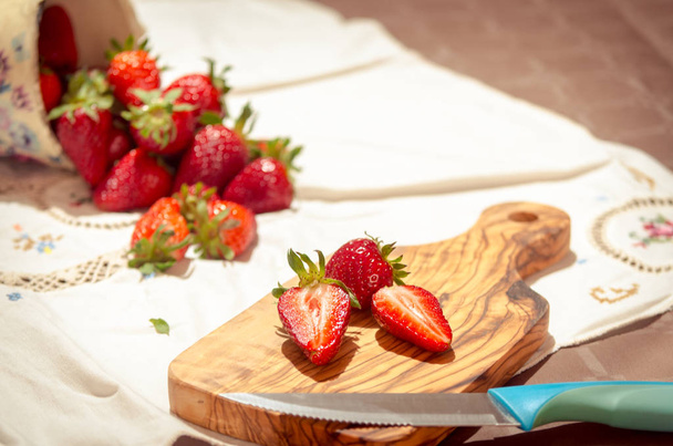 frisch gepflückte Erdbeeren - Foto, Bild