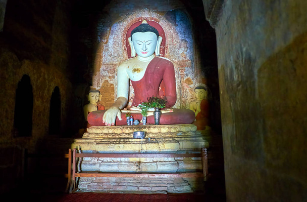 The shrine with sculpture of Buddha, Bagan - Foto, Bild