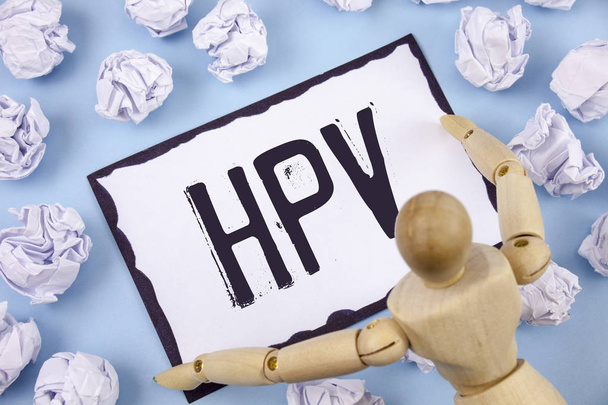 HPV. kavram insan Papilloma virüsü enfeksiyonu cinsel yolla bulaşan hastalık hastalık kağıt topları içinde yapışkan not kağıdına düz arka plan ahşap oyuncak üzerinde yazılı anlam yazma el yazısı metin - Fotoğraf, Görsel
