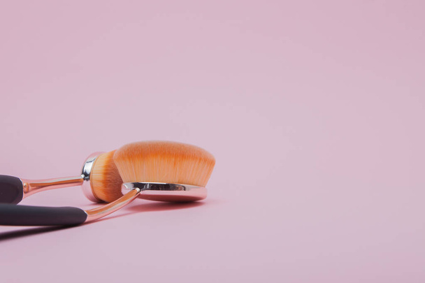 Set of oval brushes for makeup on pink background - Foto, imagen