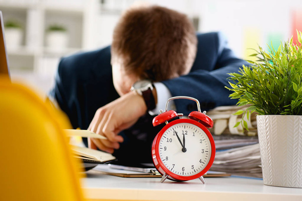 Piros ébresztőóra mutatja a késői idő Vértes - Fotó, kép