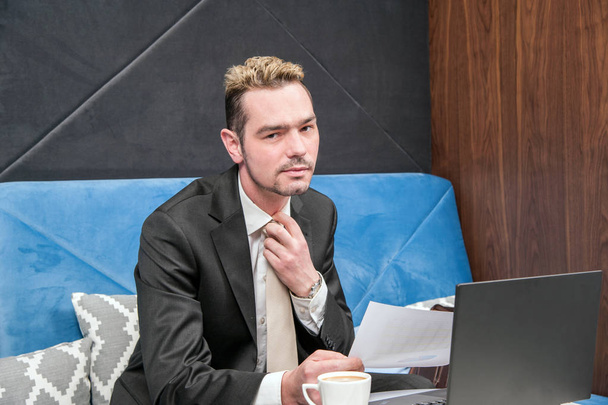 hombre de negocios / hombre de negocios sentado en la oficina detrás del escritorio y comprobado gráficos de análisis de ventas
 - Foto, imagen