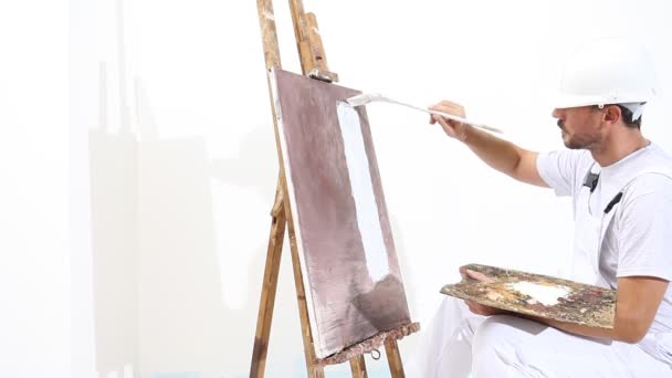 ζωγράφος ο άνθρωπος στην εργασία με πινέλο, καβαλέτο, καμβά και παλέτα ζωγραφικής τοίχων έννοια, Λευκή αντίγραφο χώρου φόντο - Πλάνα, βίντεο