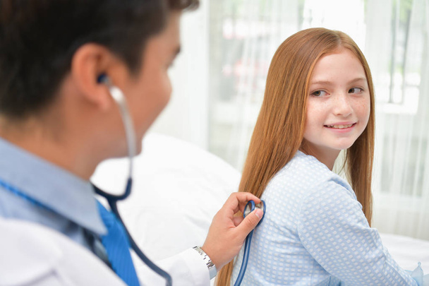 Health Concepts. The doctor is examining the health of the child - Foto, Bild