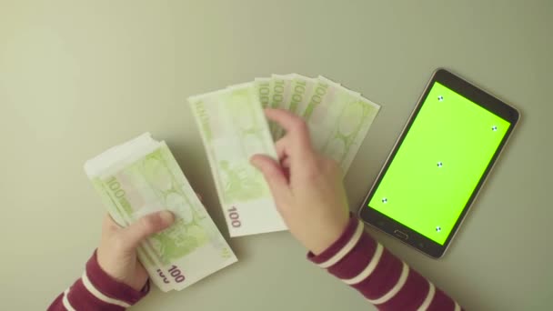 Tela verde. Mãos femininas contando dinheiro
 - Filmagem, Vídeo