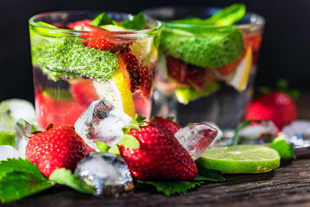 Homemade lemonade with strawberries and mint - Foto, Bild