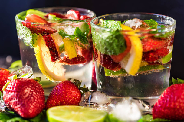 zelfgemaakte limonade met aardbeien en munt - Foto, afbeelding