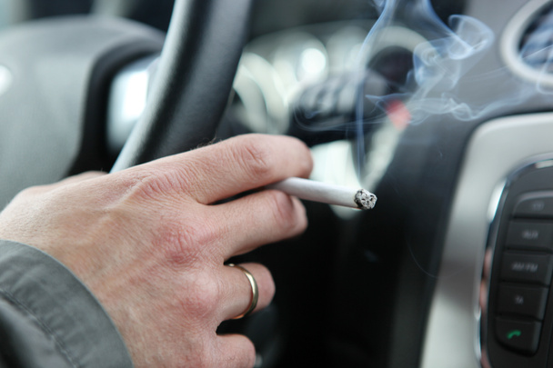 すべての車両での喫煙を禁止 - 写真・画像