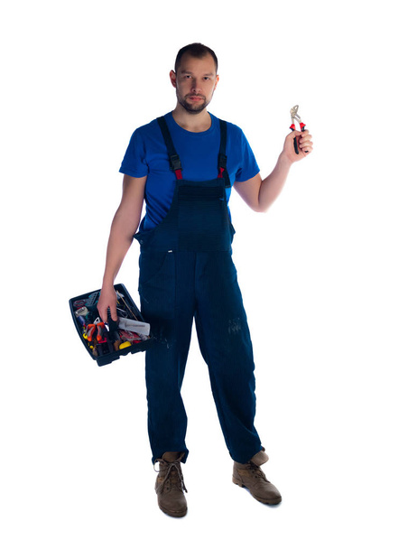 Πορτρέτο του ένας νέος εργαζόμενος με εργαλειοθήκη στέκεται στο λευκό έκφραση - Φωτογραφία, εικόνα