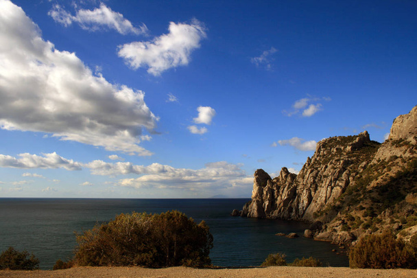 Céu azul, rochas e mar
 - Foto, Imagem