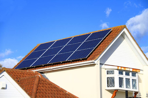 сонячні панелі на даху
 - Фото, зображення