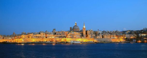 La Valeta, Malta, Skyline por la noche con la cúpula de la Iglesia Carmelita y la torre de San Pablo
 - Foto, Imagen