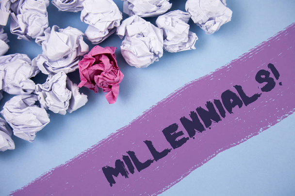 Texto de escritura de palabras Millennials Motivational Call. Concepto de negocio para la generación Y Nacido de 1980 a 2000 escrito en fondo pintado Bolas de papel arrugado al lado de él
. - Foto, imagen