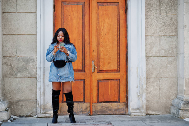 African american girl in jeans dress posed on streets of city. B - Fotó, kép