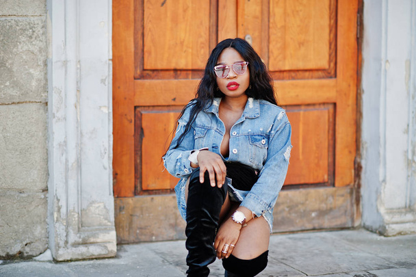 African american girl in jeans dress and sunglasses posed on str - Φωτογραφία, εικόνα
