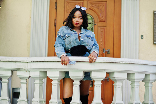 African american girl in jeans dress posed on streets of city. B - Fotó, kép