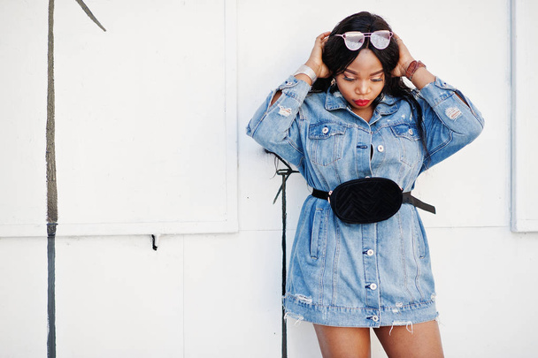 afrikanisch-amerikanisches Mädchen im Jeanskleid posierte auf den Straßen der Stadt. b - Foto, Bild