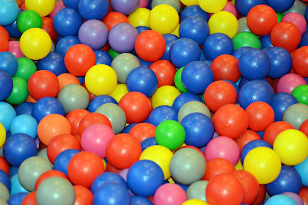 Farbige Plastikbälle auf Kinderspielplatz - Foto, Bild