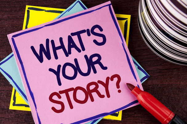 Worum geht es in Ihrer Geschichte? Business-Konzept zum Erzählen persönlicher Erfahrungen aus der Vergangenheit Storytelling auf rosa Klebepapier auf hölzernem Hintergrund Tasse und Marker daneben geschrieben - Foto, Bild