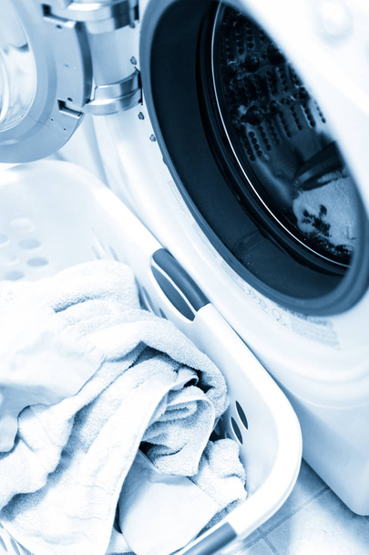 Çamaşır odasında Çamaşırhane yapıyor - Fotoğraf, Görsel