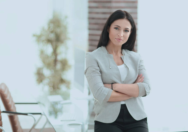 modern business woman on a blurred background. - Foto, afbeelding