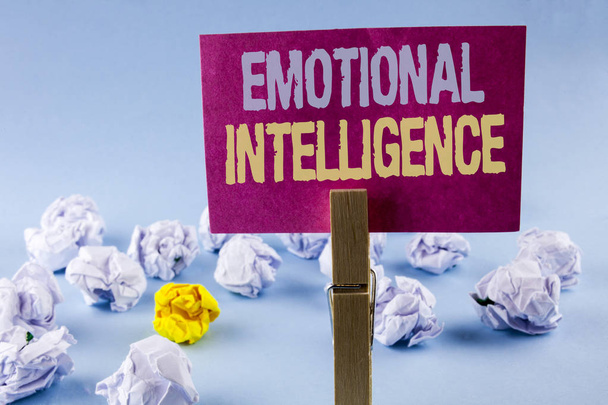 Käsitteellinen käsiala, joka osoittaa emotionaalista älykkyyttä. Business valokuva teksti Kyky hallita ja olla tietoinen henkilökohtaisia tunteita kirjoitettu Sticky Note Paperi tavallinen tausta Paper Balls Clip
 - Valokuva, kuva