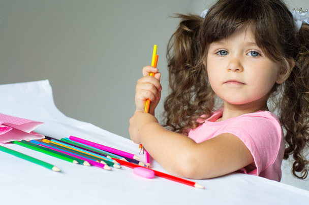Mignon enfant dessine avec des crayons de couleur
 - Photo, image