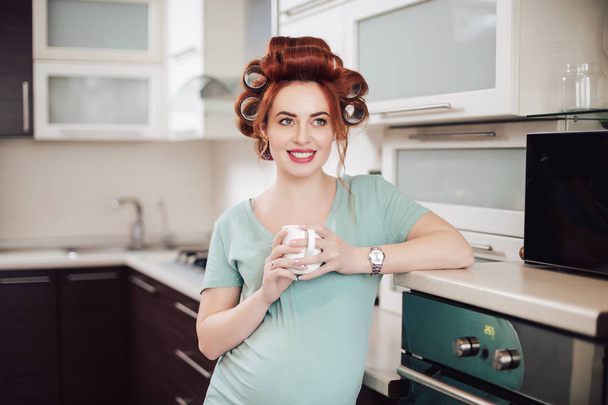 Portrait pregnant woman drinking tea - Foto, Imagen