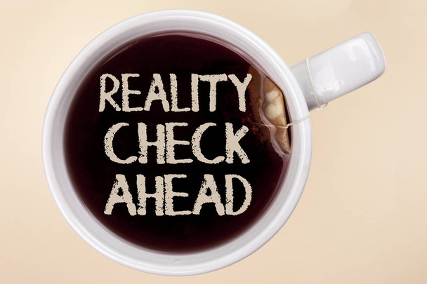 Почерк текста Reality Check Ahead. Концепция, означающая раскрытие истины, зная актуальность, избегает скептически написанного на Tea in a Cup на обычном фоне Tea Bag
. - Фото, изображение