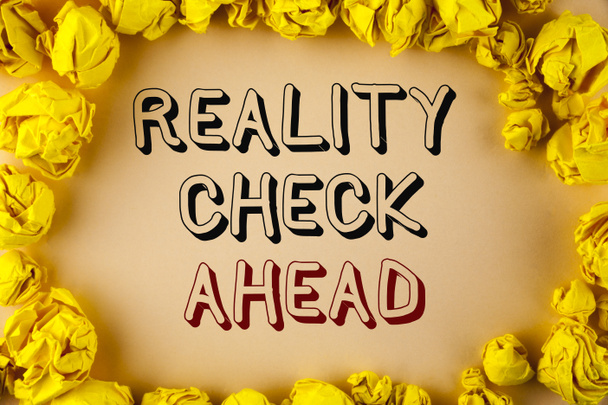 Teksti merkki osoittaa Reality Check Eteenpäin. Käsitteellinen kuva Paljasta totuus tietäen, että todellisuus välttää skeptistä kirjoittamista tavalliselle taustalle keltaisissa paperikuulissa
. - Valokuva, kuva