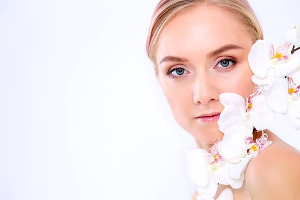 Young beauty woman with flower near face - Foto, Bild