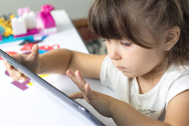 Criança usando tablet digital em casa ou no jardim de infância. Conceito de educação, ciência, tecnologia, crianças e pessoas
 - Foto, Imagem