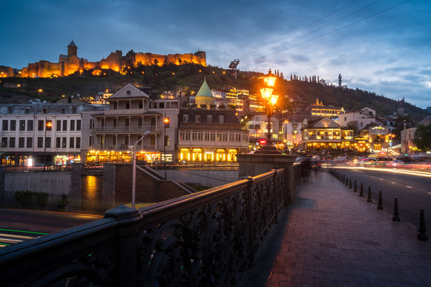 13.04.2018 Tbilisi, Georgia - vista notturna di Tbilisi, il luminoso
  - Foto, immagini