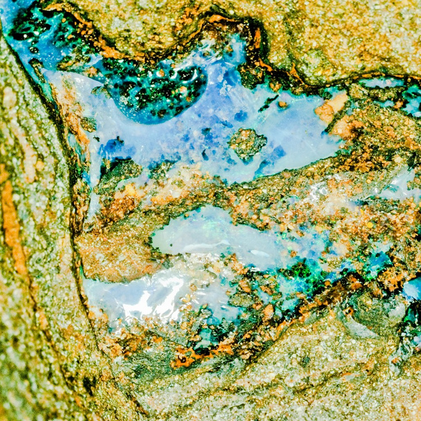 Opale crue sur matrice isolée sur fond noir
 - Photo, image