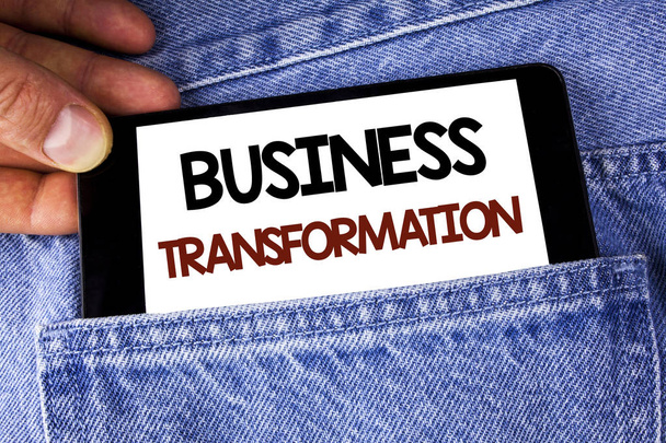 Концептуальный почерк, показывающий трансформацию бизнеса. Внесение изменений в проведение компанией Модернизация написана на мобильном телефоне холдинга человеком на фоне джинсов
. - Фото, изображение
