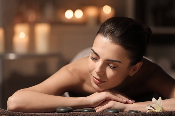 Young woman relaxing in spa salon - Fotoğraf, Görsel