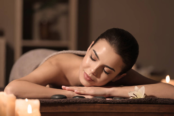 Young woman relaxing in spa salon - Foto, immagini